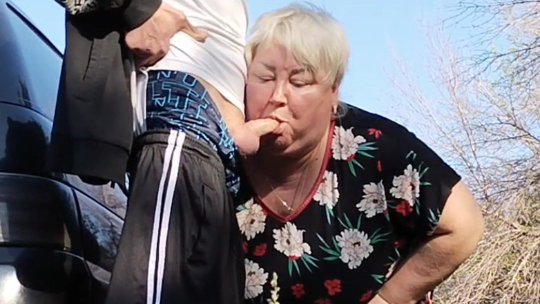 Zona901: Свекруха тримає мій член, поки я мочуся, а потім смокче його на публіці
