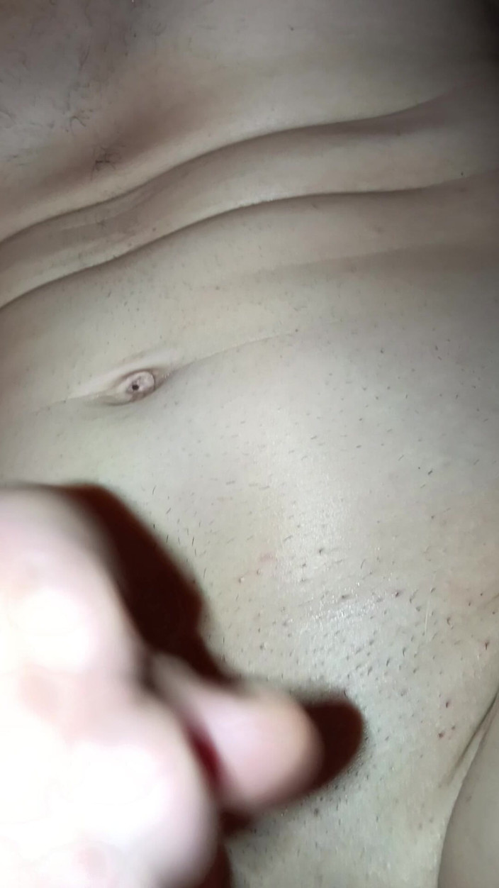 Titi19: Dilf in calore si masturba la sua bella