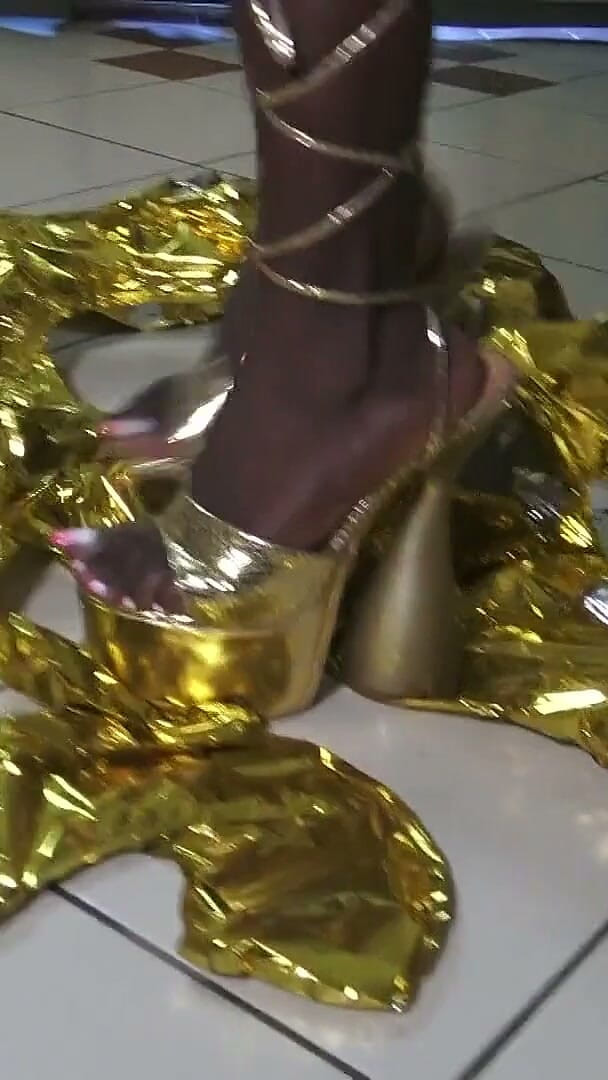 Solo Austria: Ebony Balloon Heel Crushing!