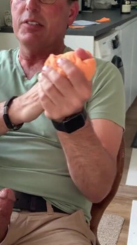 Rycker iväg vid köket. Intensiv orgasm