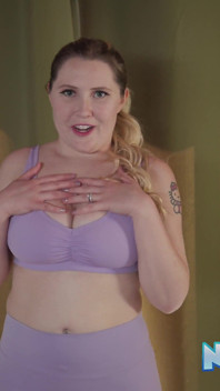 La plantureuse Emma Shay fait du yoga nue et se masturbe