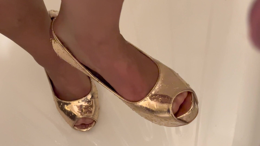 Guy Pee on My Gold Super High Heels and (Aqua Pola) Guy Pee on My Gold Super High Heels and (Aqua Pola)