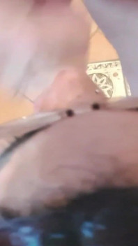 MILF con gafas hace una felación con semen en la boca