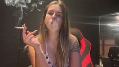 NipsAndStrips: 你的完美金发女郎穿着胸罩抽烟