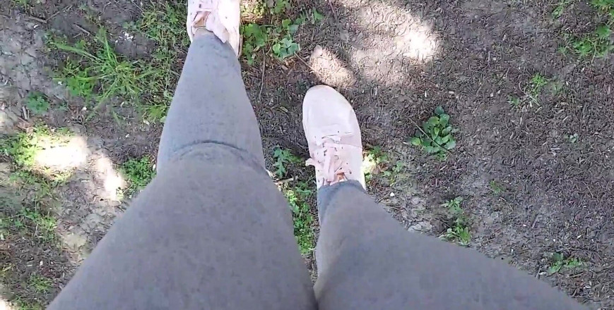 Nicoletta Embassi: Nel parco la tua sorellastra non riesce a trattenersi e...