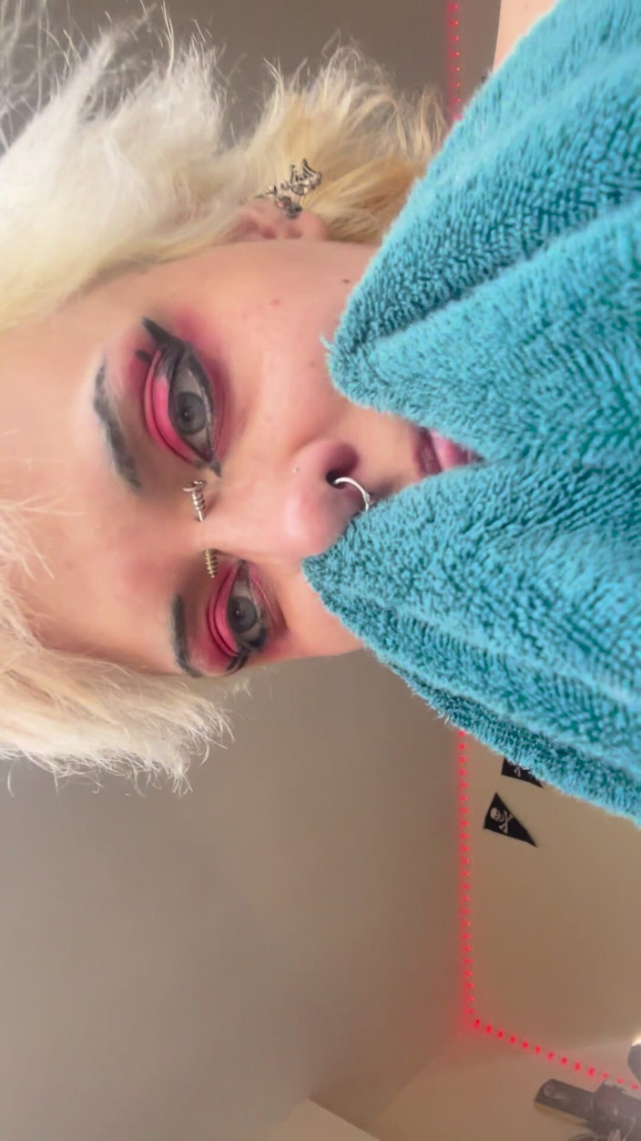 Glitterqueen1999: MP4, pipe, éternuement, éjac, fétiche, touffe