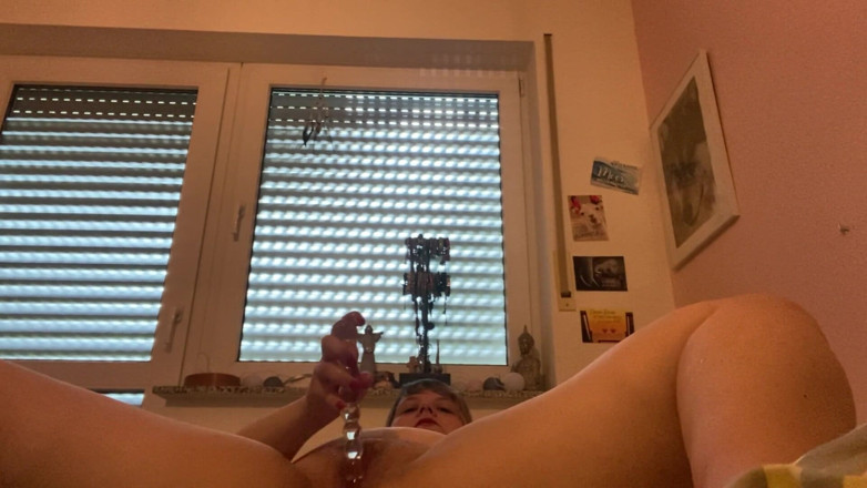 Deutsche Anna: Babam bunu cam dildoyla yapmamı söylüyor