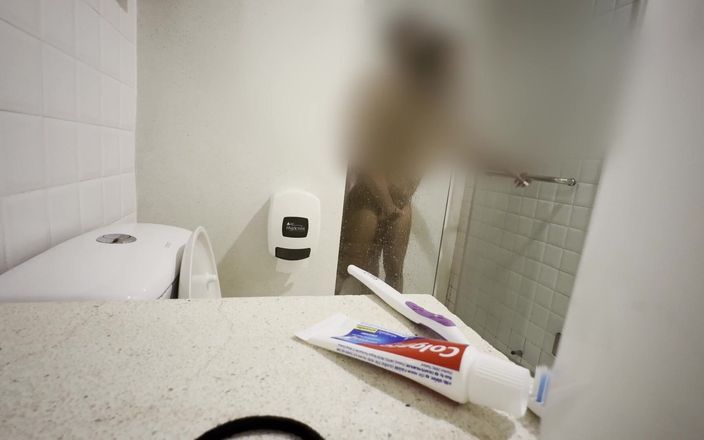 Pacho fox: 義理の妹がシャワーで自分を触っているのを捕まえて、私に性交させてください