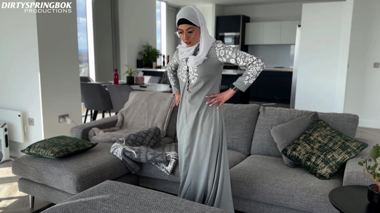Aaliyah Yasin: Criada inocente Aaliyah Yasin descubre juguetes sexuales