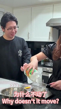 Aulas particulares de confeitaria porta a porta se transformam em batalhas na cozinha! O creme foi enviado antes da pessoa ser enviada, e o creme foi espalhado pelo corpo inteiro em 28 minutos