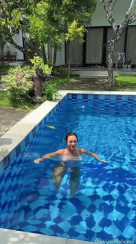 Pokok yoga luar pose & mengusik dalam pakaian badan tembus pandang di kolam
