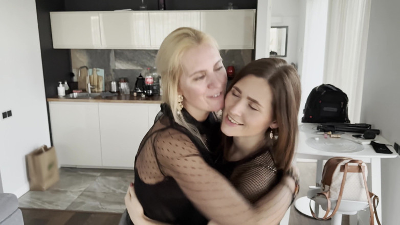 Mintaxxx69: Sessione bollente di baci e leccate tra due milf sexy