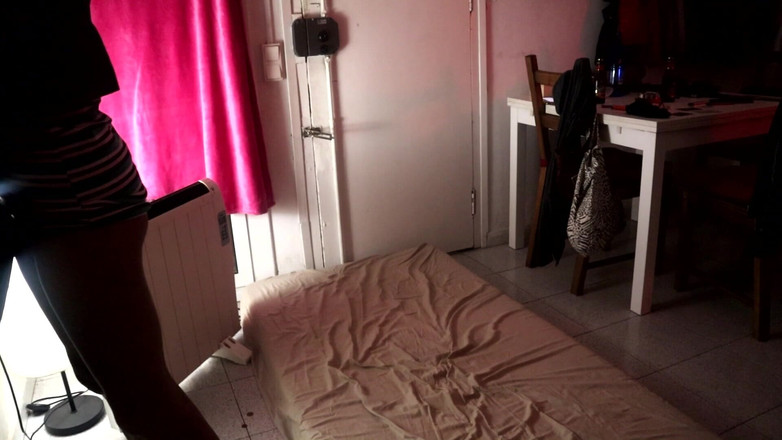 Magia Rosa: Pasangan amatir lagi asik main game di ruang tamu