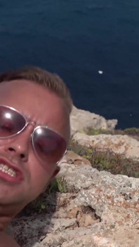 Cliffside, baise dans la nature - baise dégoulinante sur la plage