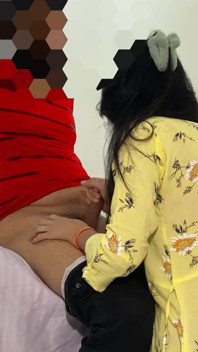 Moje panenská nevlastní sestra přišla z Dillí na dovolenou, tak jsem jí tvrdě ošukal kundičku zezadu