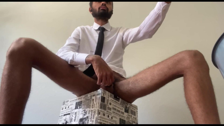 arabeputo: masturbandosi in ufficio