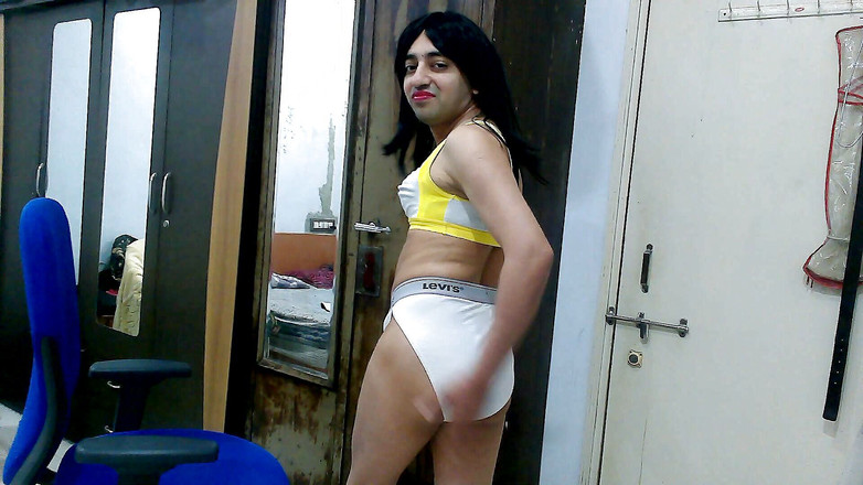 Cute & Nude Crossdresser: Transsexual pervers femboy Sweet Lollipop într-un sutien sport și tanga.