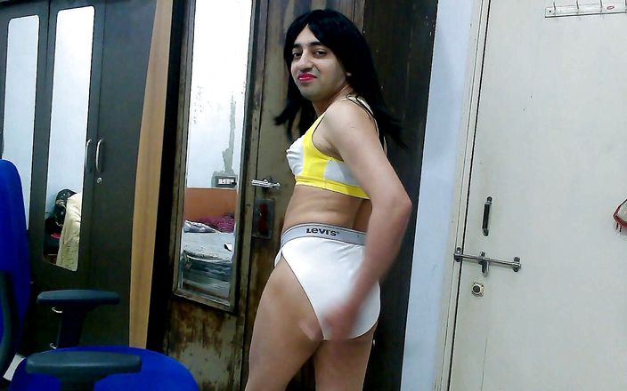 Cute &amp; Nude Crossdresser: Schmutziger sissy-transvestört femboy Sweet Lollipop in einem sport-bh und tanga.