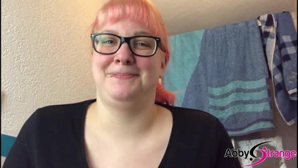 Abby Strange: Awek montel Jerman Goth Abby Strange pergi untuk kencing