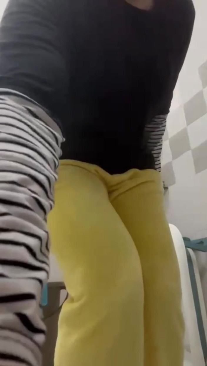 Hot Indian mommy: Стриптиз индийской мачехи в душе