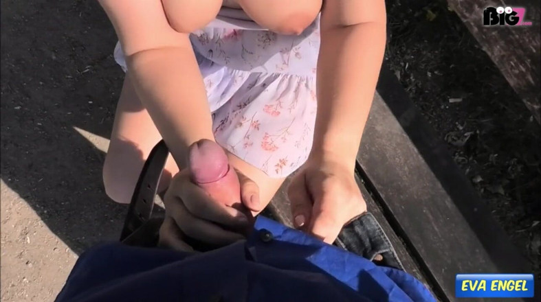 Eva Engel: Blowjob berisiko di Taman