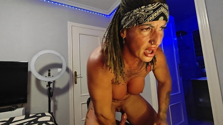 Danaxmuscles: ふしだらな女のDanaxmusclesはあなたのチンポを岩のように感じさせます