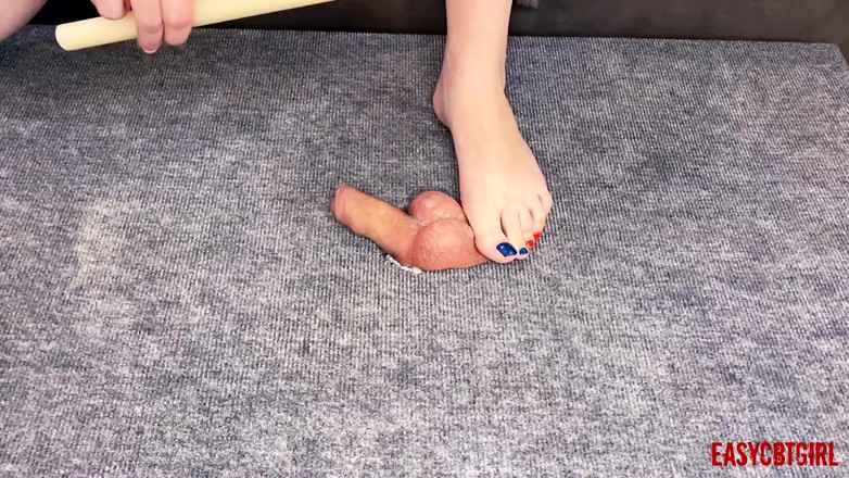 AnnyCandyPainboy: ミストレスはボールでペニスに熱いワックスを滴下し、楽しいEasycbtgirlを持っています