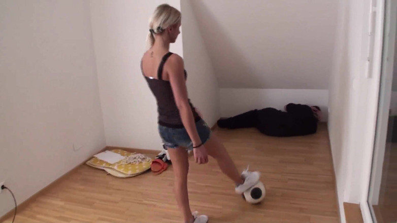 Femdom Austria: Jogo de futebol com um escravo