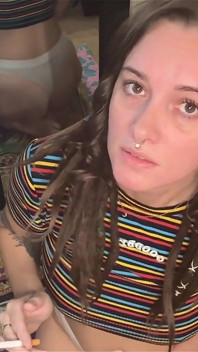 Bruna arrapata fuma e cavalca un dildo