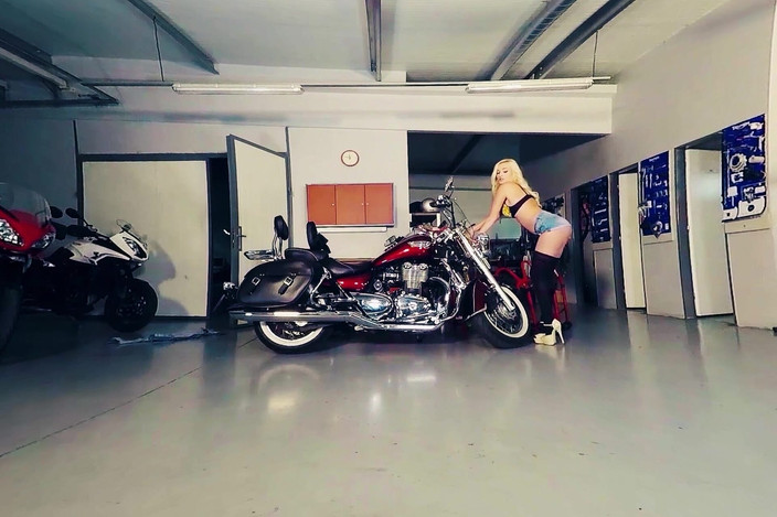 Bikes And Babes TV: Daisy Lee dans un garage de moto