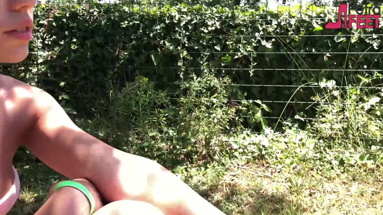 Smokin Fetish: Summer, foot fetish and smoking with Petra