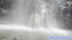 Suzy Wylde: Sfw chuyến đi đến Hana cho Suzy Wylde trong thác Waimoku, Maui