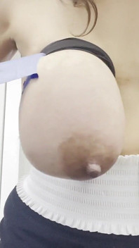 นมโป๊กสาวหีแรดมัดนมไว้ใต้เสื้อกันหนาว