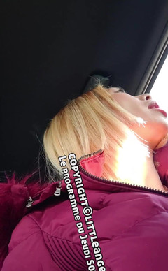LittleAngel84: Podívejte se, jak masturbuji v mém autě na ulici