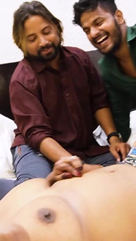 Hintli desi seksi güzel kız iki erkek arkadaşıyla sert sikişiyor ve eğleniyor