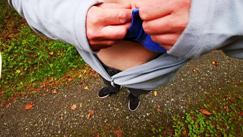 Bouncy Tits Action: Des pouces dans un soutien-gorge se glissent dans la nature...