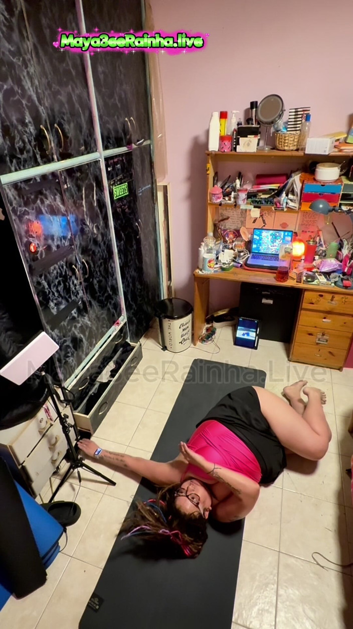 Goddess Maya3ee Rainha: Yoga Stretch: Pushing My Body to the Limit