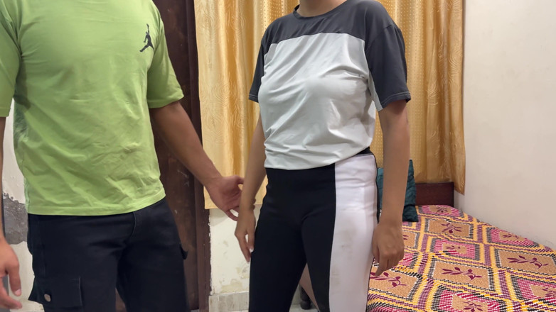 Hornycouple149: Przyrodnia siostra spóźniła się na siłownię. Pozostało tylko kilka minut...