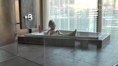 Hotvaleria: Knullade och kissade i badkaret