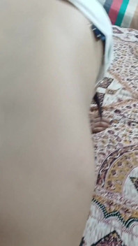 Il fratellastro scopa la sua bella sorellastra mentre lei guarda un film