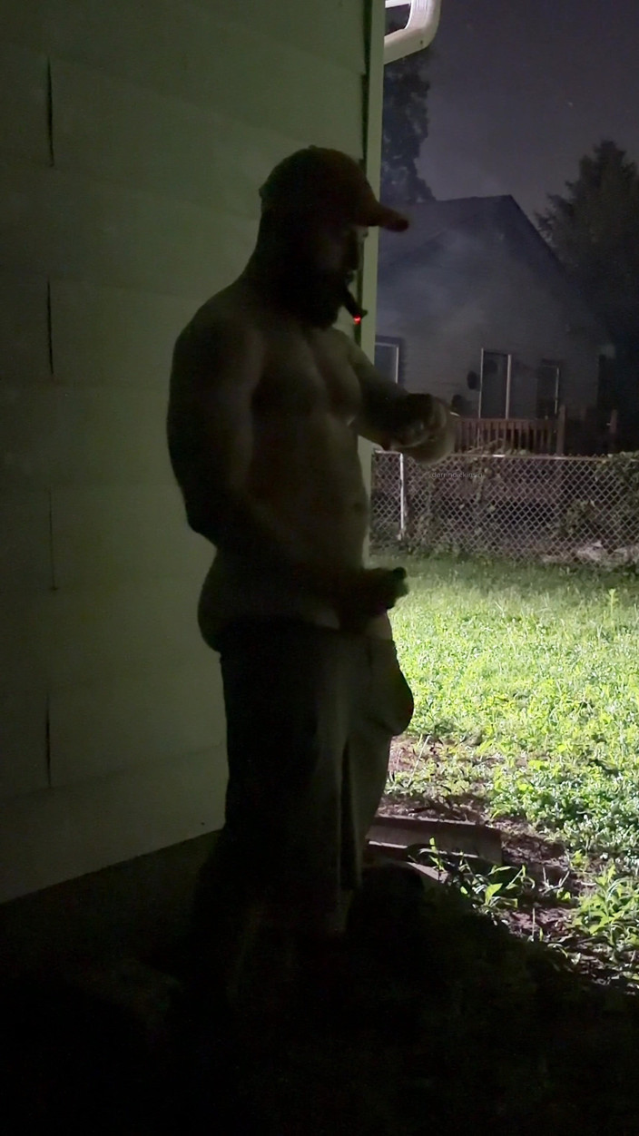 mascbeef95: Rokok halaman belakang, air mani dan kencing