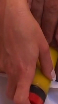 Une MILF brune à forte poitrine adore la bite pour un facial salissant