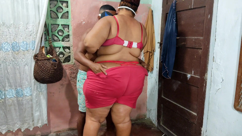Gordita Culo Rico: Ik kreeg bezoek van mijn ondeugende stiefzoon, hij begon me...