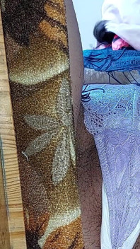 Seksowna milf przymierza majtki. Oglądając owłosioną mamuśkę, owłosioną cipkę, duże cycki, duży tyłek.