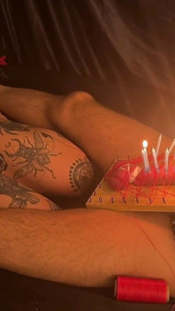 Festa di compleanno. CBT, legno, aghi e candele accese