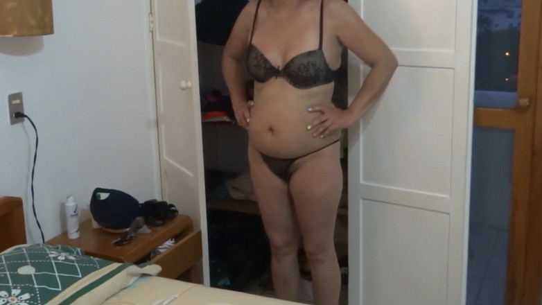 Ardientes69: Latin orta yaşlı seksi kadın sevgilisini sikmeden önce plajda gösteriş yapıyor