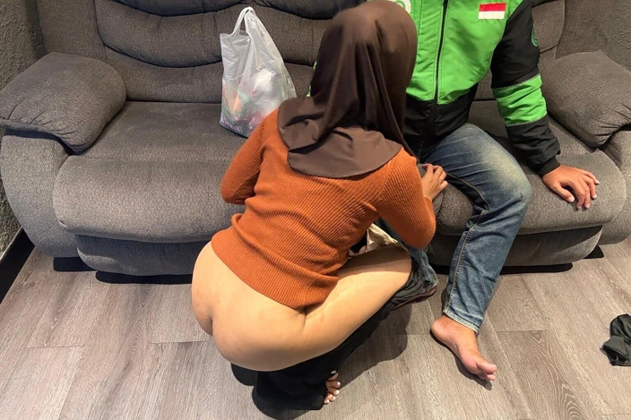 Cewek Hijab Polos Ajak Ngewe Abang Ojol