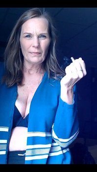 Joi fumando