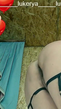 La joyeuse Lukerya taquine avec son vieux corps sexy