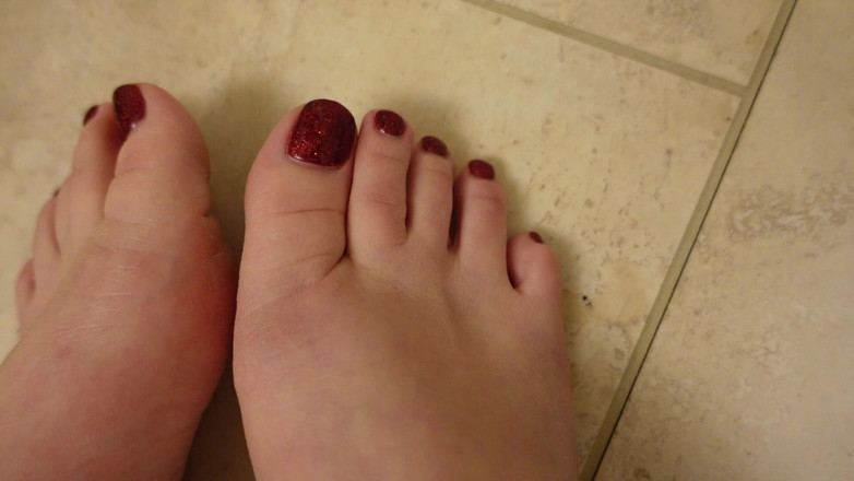 Deanna deadly: 快速的新趾甲美女展示闪闪发光的红色脚趾甲